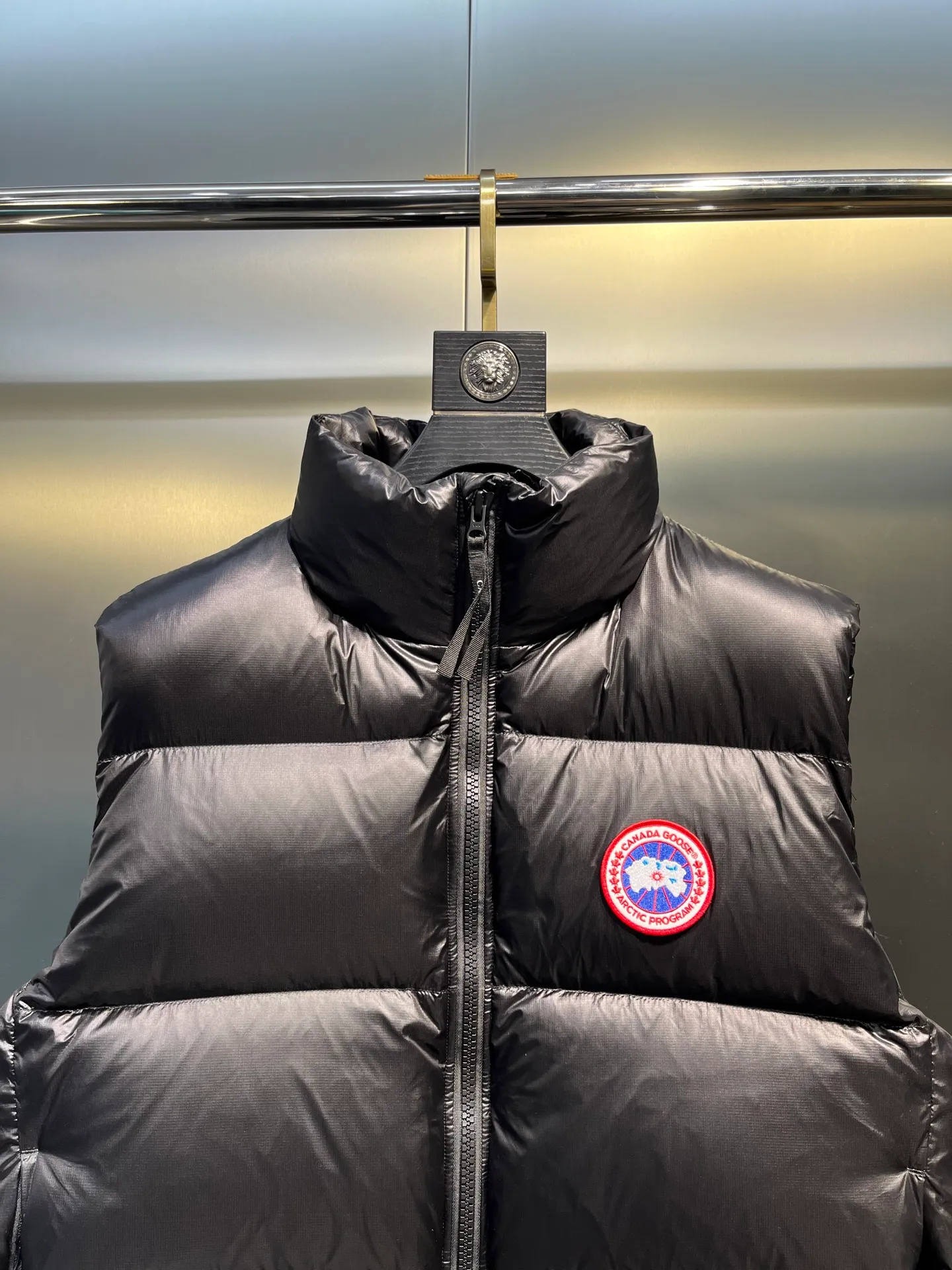 P540 🇨🇦Canada Goose""🇨🇦🌟 Canada Goose Puff Down Vest has always been recognized as the warmest down jacket. Various Instagram celebrities, Internet celebrities, and celebrities often wear it for street photos. I make Canada Goose every year, but I still can't get rid of my love for it. No matter how cold the days are, there is no need to be afraid, because there is! Filled with 90% white duck down, it is the legendary warmest down jacket and is known as a must-have for Arctic outdoor sports! The most popular down jacket in the world, celebrities are rushing to buy it, it is a must-have!  size：xs-xl